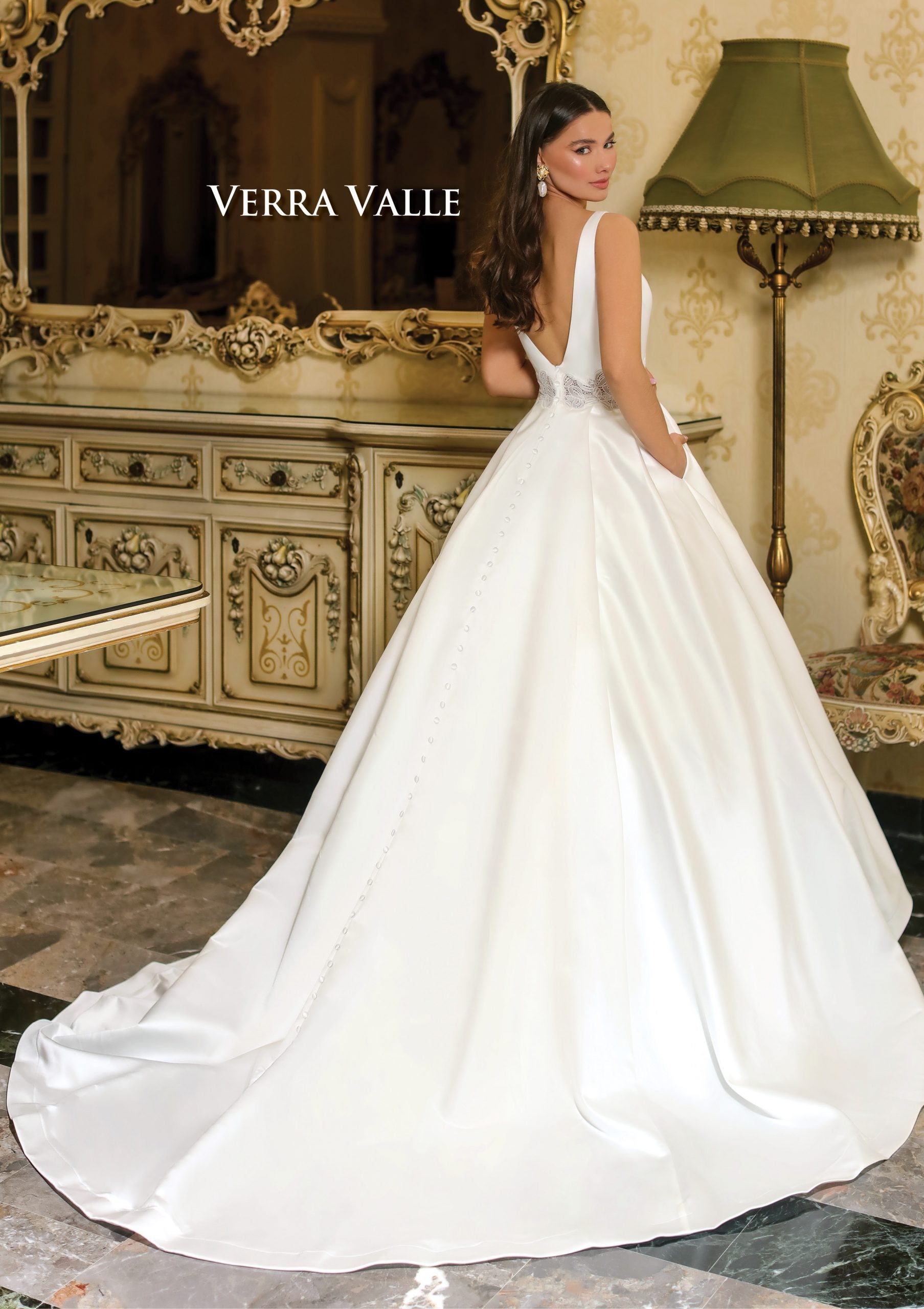 https://cdn.shopify.com/s/files/1/0726/8125/9325/products/900233-B-VerraValle-Clarisse-2021-44-scaled_50b5260a-6067-422a-a53f-11829817e698.jpg?v=1742579620